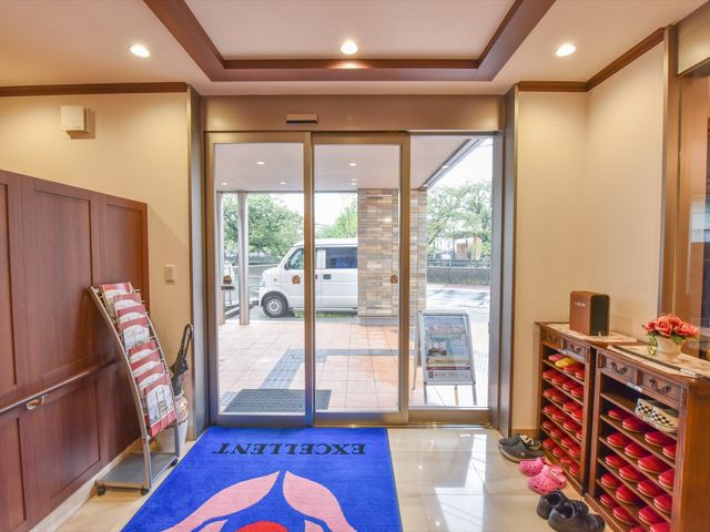 明るいエントランス風景 玄関 広々としたエントランスでは、来訪者を心地よく迎え入れる設計となっており、待合室のようにも利用できます。