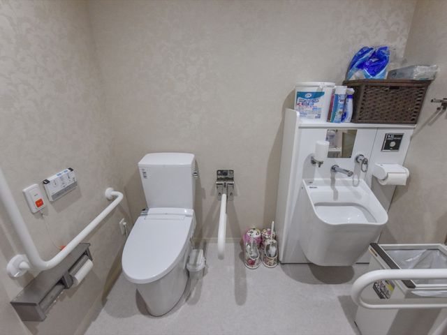 バリアフリートイレ設備 トイレ 手すり付きのトイレは安全で使いやすく、すべての方が快適にご利用いただける設計になっています。清掃が行き届いており、衛生的な環境が保たれています。
