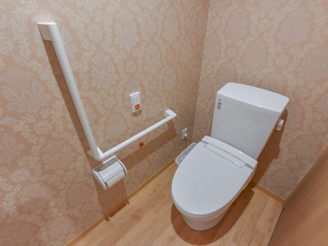 バリアフリートイレ設備 トイレ 手すりが設置された清潔なトイレです。安全に配慮した設計で、快適にご利用いただけます。
