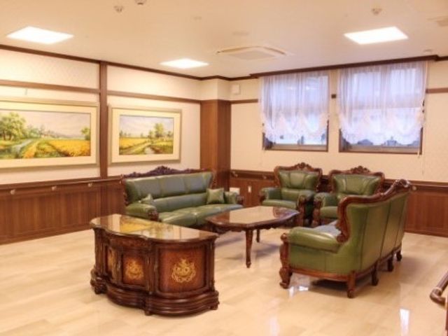 快適な共有ラウンジ サロン 落ち着いた色合いのラウンジが、ゆったりとした時間を提供しています。この場所では、様々な交流が育まれることでしょう。