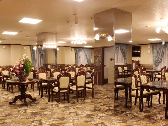 広々とした豪華な食堂 レストラン ゆったりとした空間でくつろげる食堂です。上品な家具と落ち着いた雰囲気が、日々の食事を特別なひとときにしてくれます。