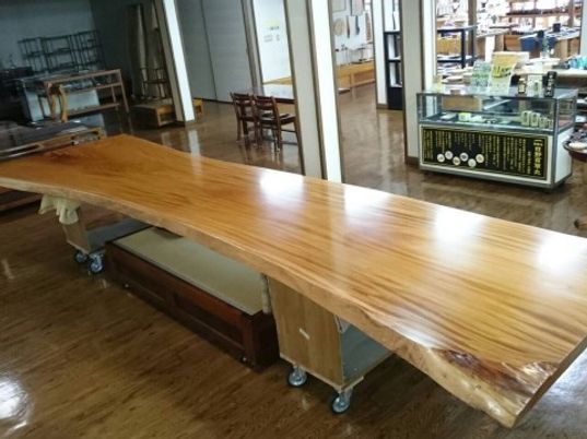 木製の長テーブル