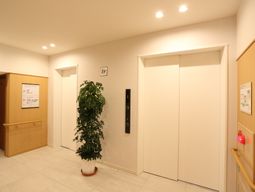 明るいエレベーターホール