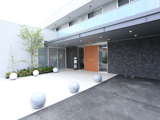 モダンな建物のエントランス