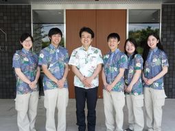 明るい表情のスタッフ集合