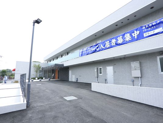 清潔感のある施設エントランス