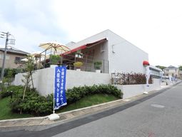 白い壁の建物と緑