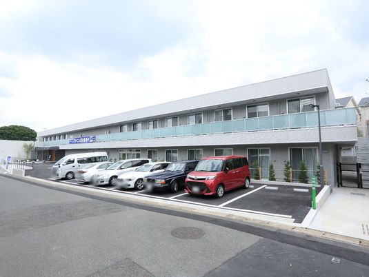 清潔感のある白い建物外観