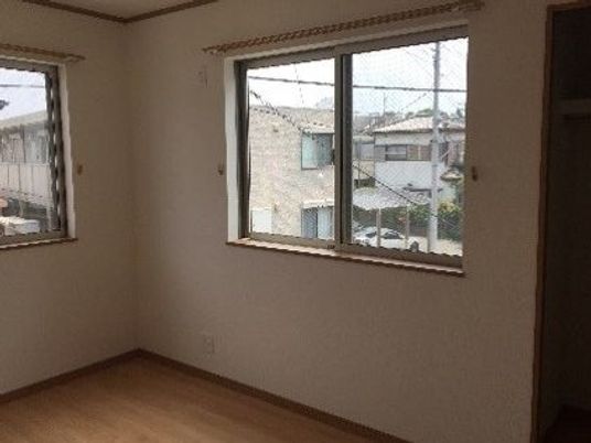 窓のある明るい居室  