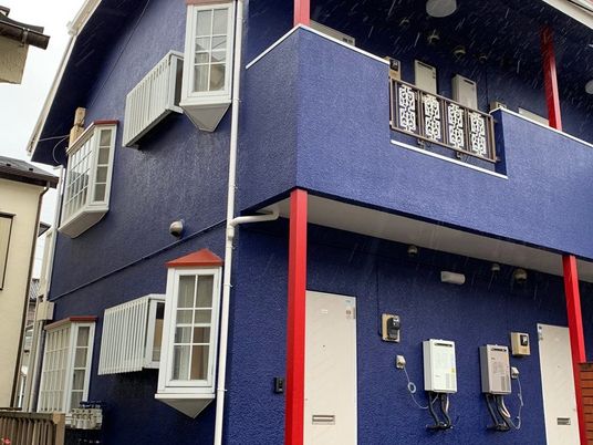 青い外観の建物  