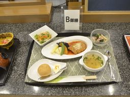 昼食のトレイ