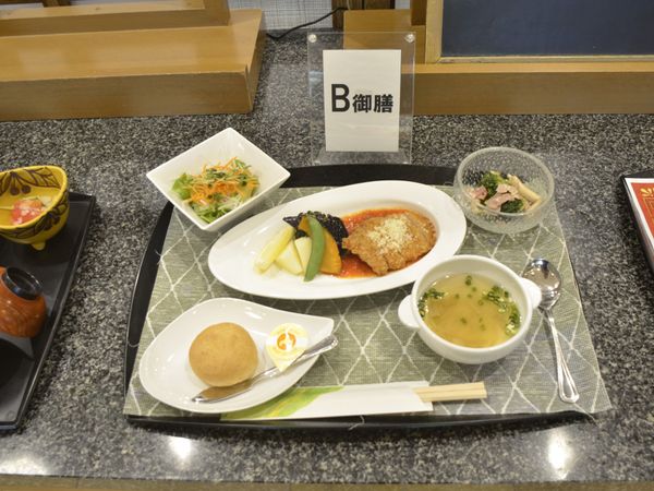 昼食のトレイ