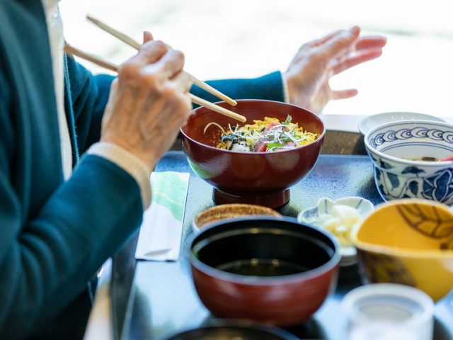 食事中の様子 ダイニングルーム 彩り豊かな食事を楽しむ様子です。和やかな雰囲気の中で、リラックスしながらお食事を楽しめます。