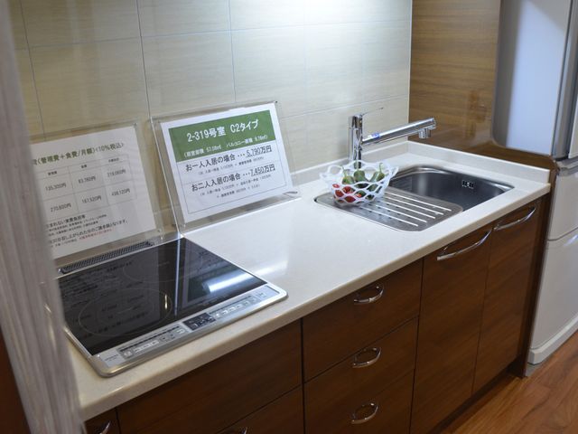 使いやすい調理台 キッチン 使いやすさを追求したキッチンです。IHクッキングヒーター完備で、快適にお料理を楽しめます。