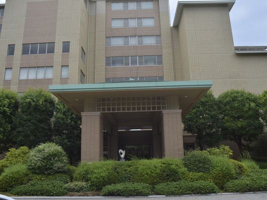 緑に囲まれた外観