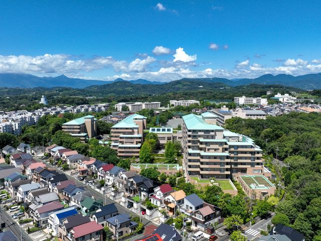 自然に囲まれた建物 外観 木々に囲まれた静かな立地で、広々とした敷地が印象的です。自然環境を感じながら働けます。