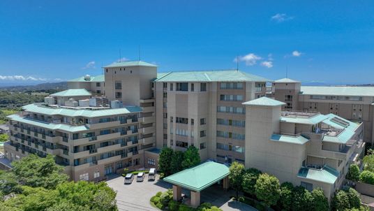 広々とした建物外観