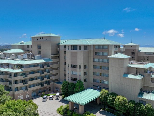 広々とした建物外観 外観 ゆったりとした構造の建物は、周りの緑との調和が取れています。快適な就業環境を期待できます。