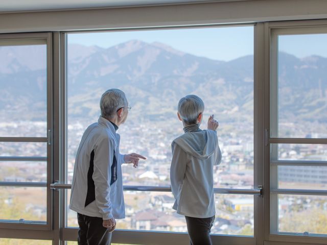 広い窓と風景の部屋 ラウンジ 山々の景色を眺められる大きな窓が特徴の空間で、ゆったりとしたひと時を過ごせます。
