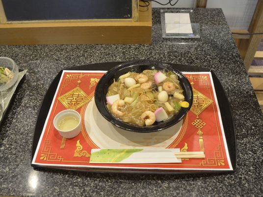 料理が置かれたテーブル