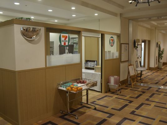 ミニショップのある廊下