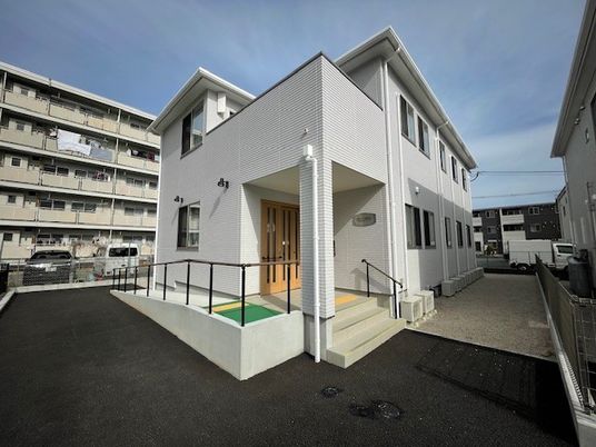白い建物の外観  
