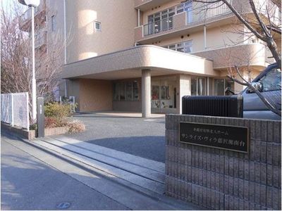 明るいエントランスの外観