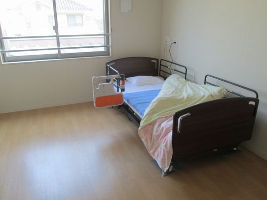 明るい居室のベッド