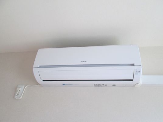 白色の壁に取り付けられたエアコン