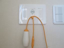 呼び出し機器を設置した壁