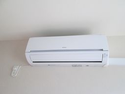 壁掛け型のエアコン