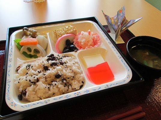 配膳された和食の膳