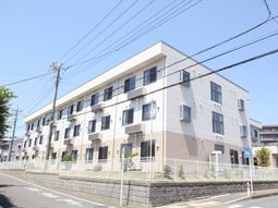 明るい日差しの外観