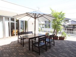 明るいテラスと植物