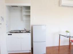 キッチンとテーブルの居室