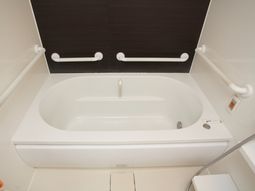 清潔な手すり付き浴槽