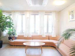 明るいラウンジの空間