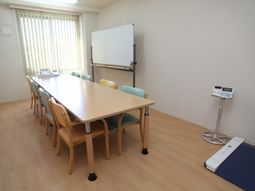 機能訓練用の明るい部屋