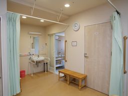 手すり付きの明るい廊下