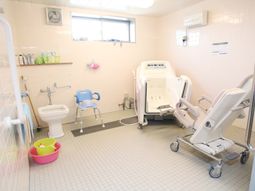 清潔感のある明るい浴室