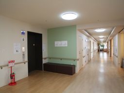 明るい廊下の風景