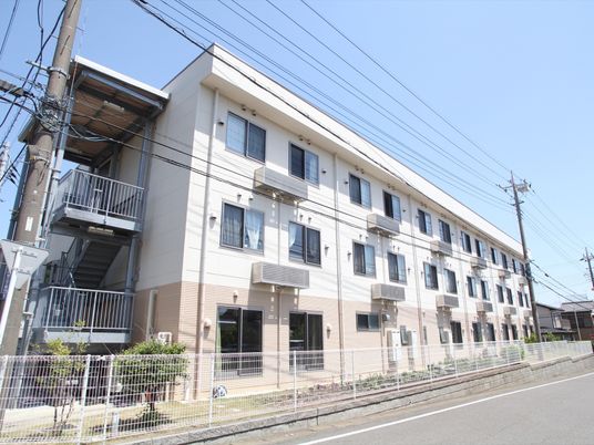 明るい日差しの建物外観