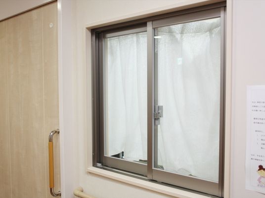 採光窓とカーテンのある部屋