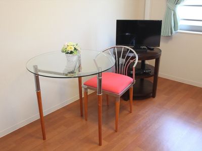 居室のテーブルとテレビ