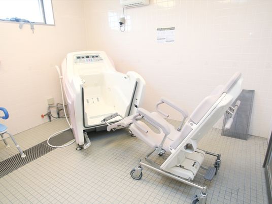 機能的な介護用浴室