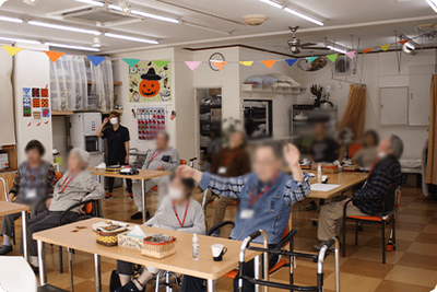 賑やかな室内の様子