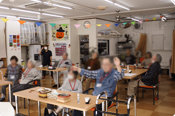 賑やかな室内の様子