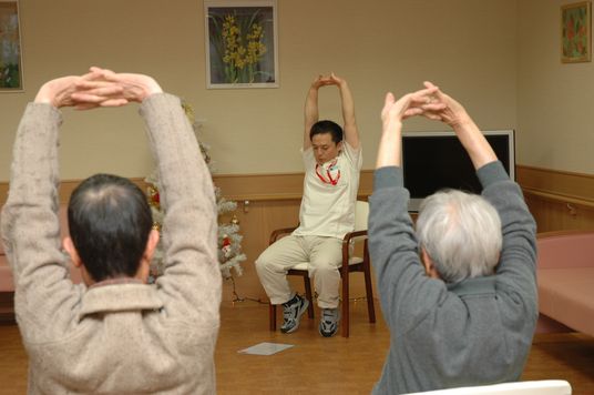健康体操する人々
