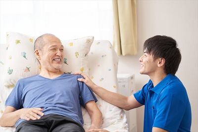 笑顔のおじいさんと介護士