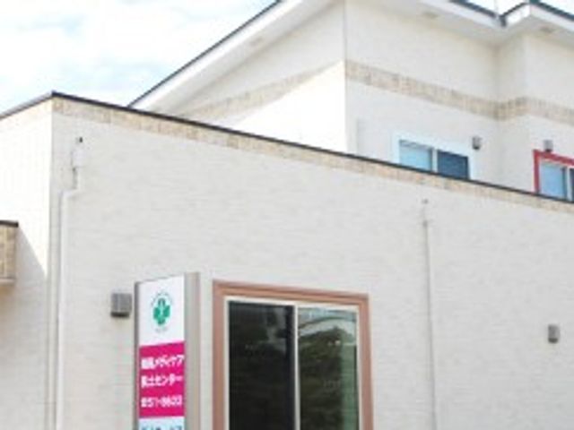 明るい建物の外観 外観 明るい色調の外観が印象的な施設です。自然光が入り、訪れる方に穏やかな印象を与えます。